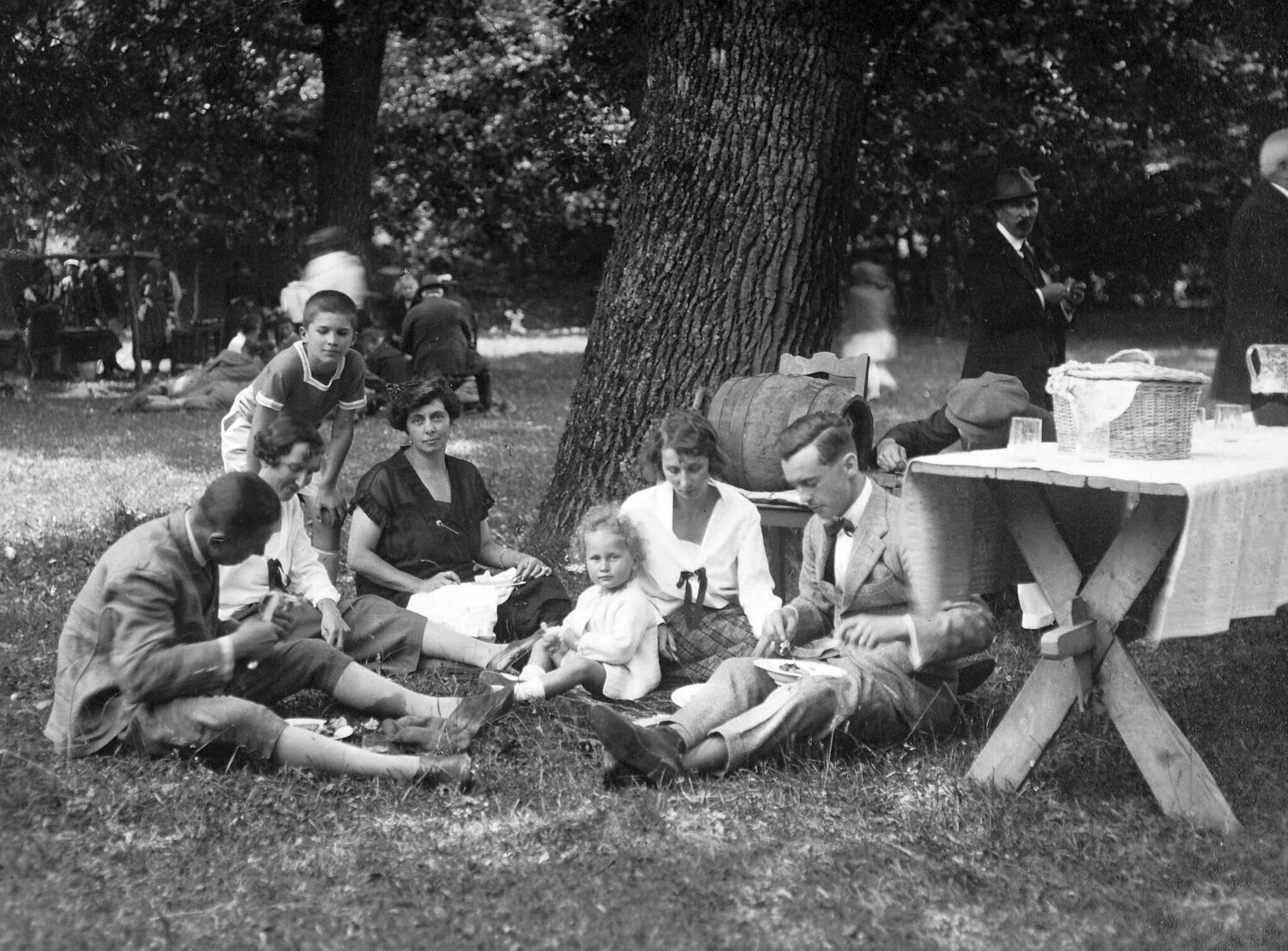 A family in summer. Picnics got you out of the stifling house. License link: creativecommons.org/licenses/by-sa/3.0